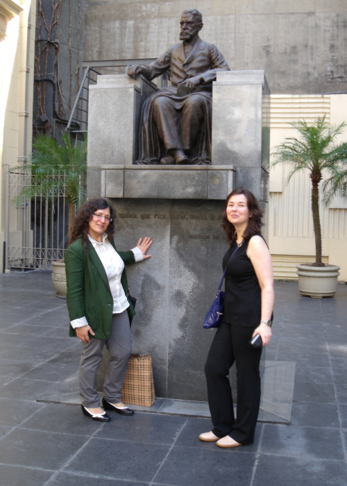 Concha Rousia e Isabel Rei ao pé da estátua de Machado de Assis, na entrada da ABL