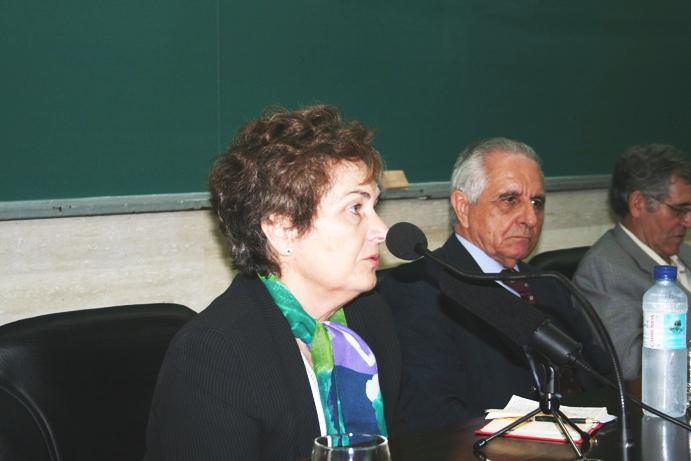 Mª do Carmo Henriques apresenta professor Malaca Casteleiro