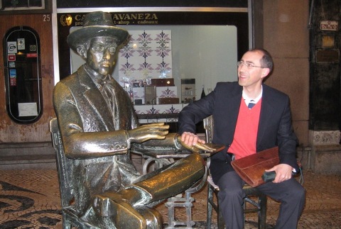 Ângelo Cristóvão com a estátua de Fernando Pessoa no café "A Brasileira" em Lisboa